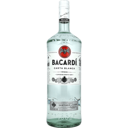 Foto van Bacardi Rum superior op witte achtergrond