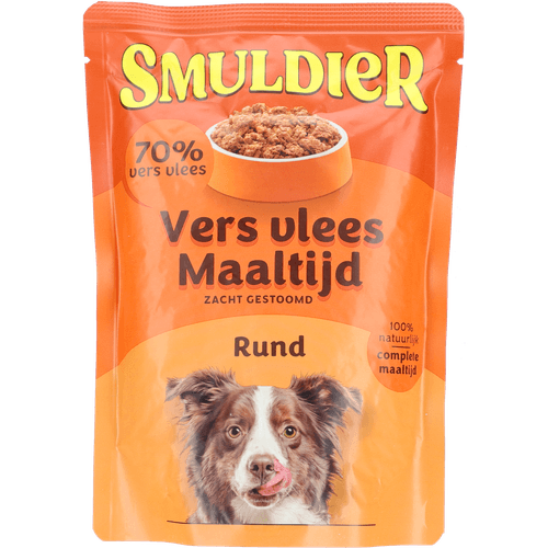 Foto van Smuldier vers vlees maaltijd rund op witte achtergrond