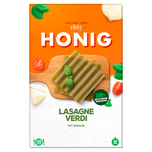 Foto van Honig Lasagne verdi spinazie op witte achtergrond