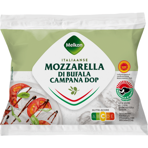 Foto van Melkan Mozzarella di bufala op witte achtergrond