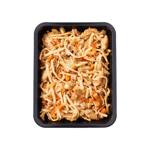 Foto van DekaMarkt Indische bami met kip op witte achtergrond