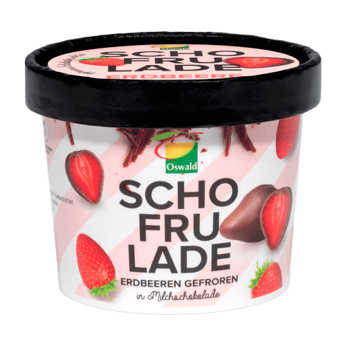 Foto van Aardbei in melkchocolade op witte achtergrond