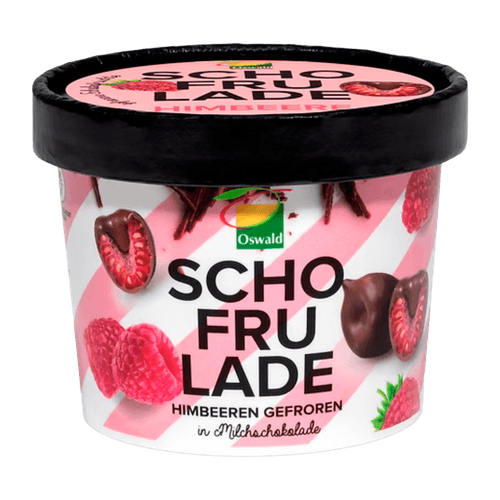 Foto van Schofrulade Framboos in chocolade op witte achtergrond