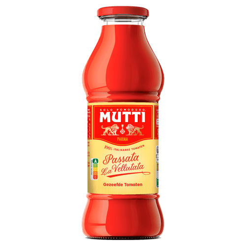 Foto van Mutti Passata gezeefde tomaten op witte achtergrond