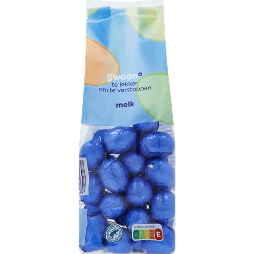 Foto van G'woon Massieve eitjes melk op witte achtergrond