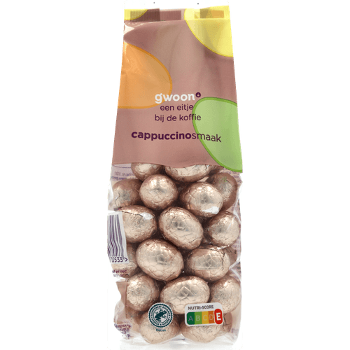 Foto van G'woon Eitjes gevuld melk cappuccino op witte achtergrond