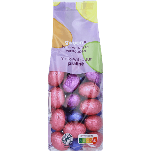 Foto van G'woon Gevulde eitjes melk puur wit praline op witte achtergrond