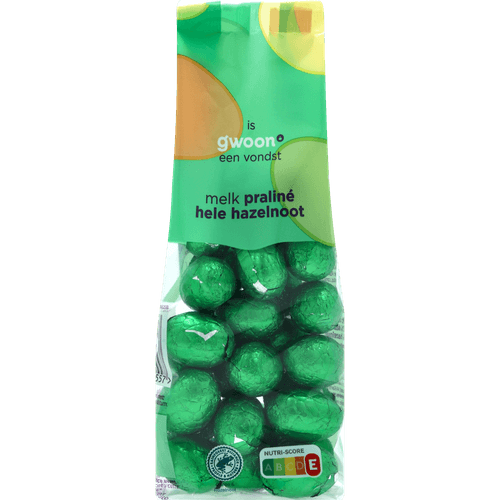 Foto van G'woon Gevulde eitjes melk praline hele noot op witte achtergrond