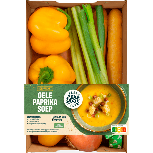 Foto van Verspakket gele paprikasoep op witte achtergrond