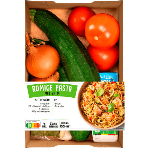 Foto van Romige pasta zalm verspakket op witte achtergrond