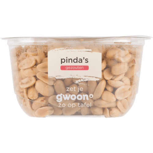 Foto van G'woon Pindas gezouten op witte achtergrond