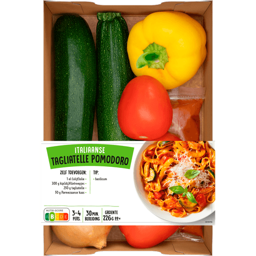 Foto van Verspakket tagliatella pomodoro op witte achtergrond