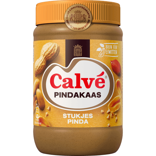 Foto van Calvé Pindakaas met stukjes pinda op witte achtergrond