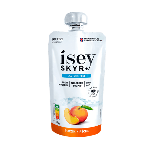 Foto van Isey skyr Perzik op witte achtergrond