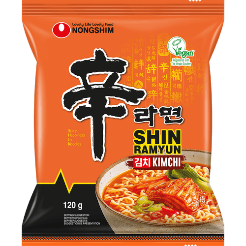 Foto van NongShim Instant noodle soup kimchi op witte achtergrond