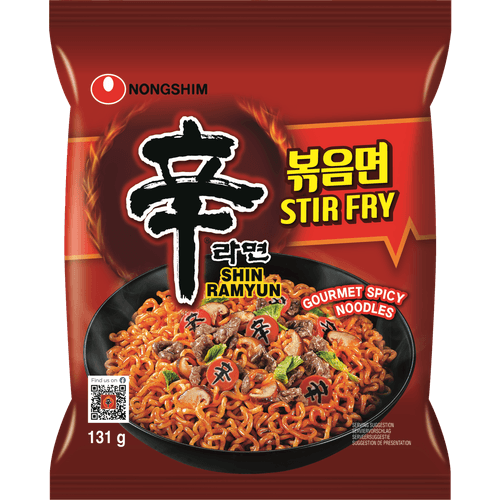 Foto van NongShim Instant noodles shin stir-fry ramyun op witte achtergrond