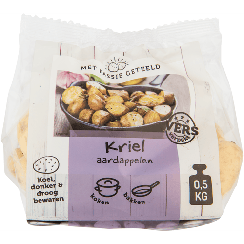 Foto van Met passie geteeld Kriel aardappelen nieuwe oogst op witte achtergrond