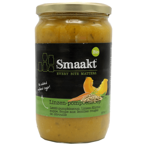 Foto van Smaakt Linzen pompoensoep op witte achtergrond