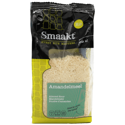 Foto van Smaakt Amandelmeel op witte achtergrond