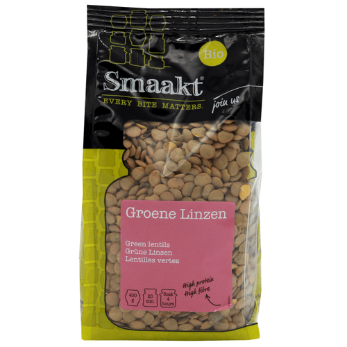 Foto van Smaakt Groene linzen op witte achtergrond