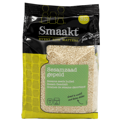 Foto van Smaakt Sesamzaad gepeld op witte achtergrond