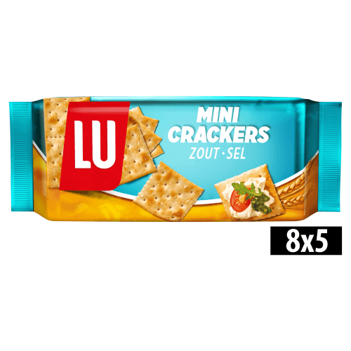 Foto van Lu Mini crackers zout op witte achtergrond