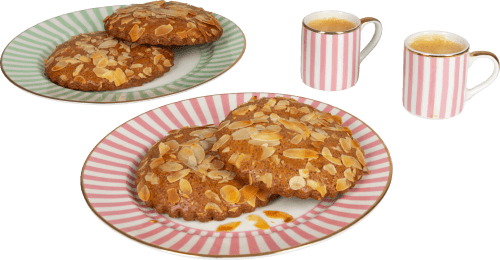 Foto van Speculaas gevulde koek op witte achtergrond
