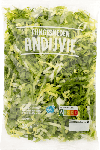 Foto van Andijvie fijngesneden op witte achtergrond