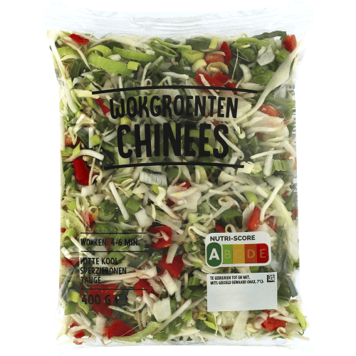 Foto van Roerbakgroente chinese stijl op witte achtergrond
