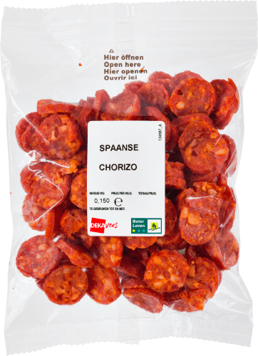 Foto van DekaVers Spaanse chorizo op witte achtergrond