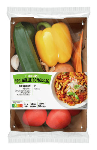 Foto van Verspakket tagliatella pomodoro op witte achtergrond