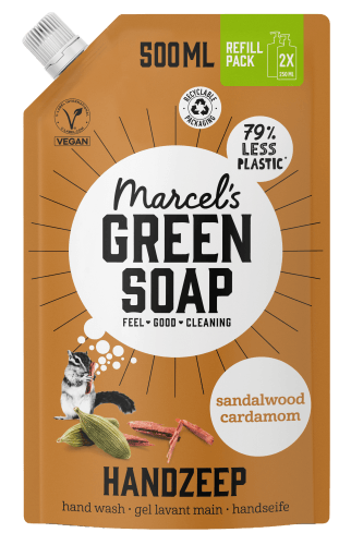 Foto van Marcel's Green Soap Handzeep refill sandelhout & kardemom op witte achtergrond