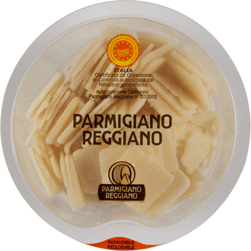 Foto van Parmigiano reggiano flakes op witte achtergrond