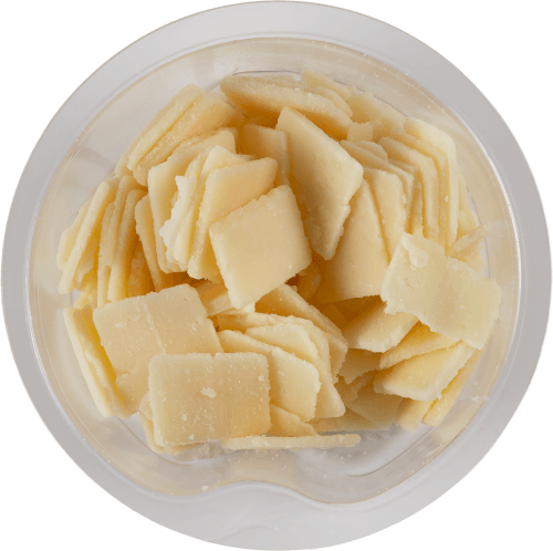 Foto van Parmigiano reggiano flakes op witte achtergrond
