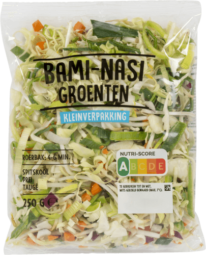 Foto van Nasi bami groente op witte achtergrond