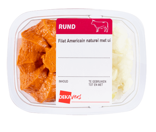 Foto van DekaVers Filet americain met ui op witte achtergrond
