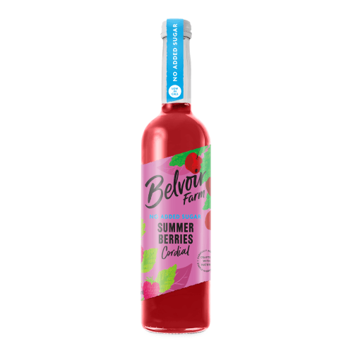 Foto van Belvoir Limonadesiroop summer berries op witte achtergrond