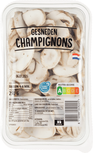 Foto van Champignons gesneden op witte achtergrond