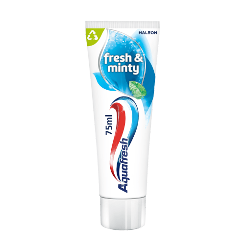 Foto van Aquafresh Tandpasta fresh & minty op witte achtergrond