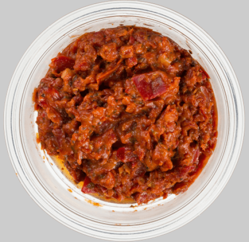 Foto van DekaVers Spread tomaat paprika basilicum op witte achtergrond
