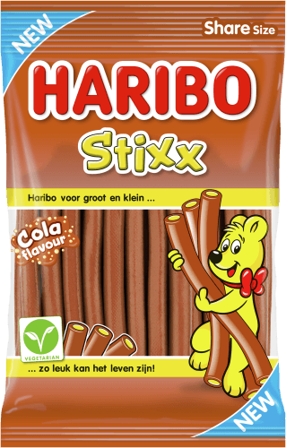 Foto van Haribo Stixx cola op witte achtergrond