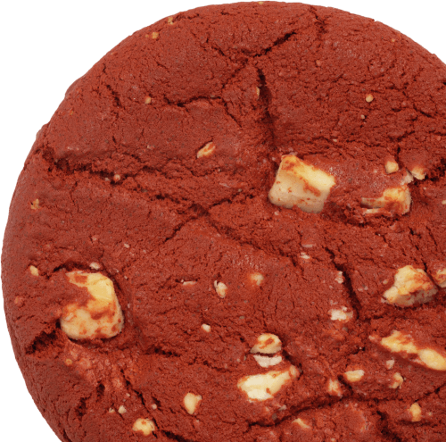 Foto van Vers afbak Cookie red velvet op witte achtergrond
