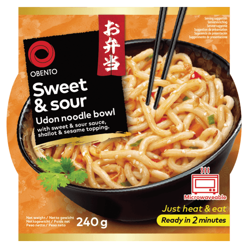 Foto van Obento Udon noodle bowl sweet & sour op witte achtergrond