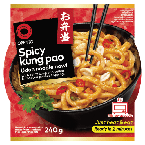 Foto van Obento Udon noodle bowl spicy kung pao op witte achtergrond