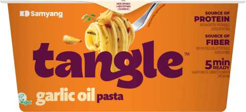 Foto van TANGLE Pasta garlic oil op witte achtergrond