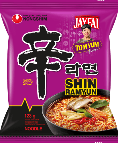 Foto van NongShim Instant noodles shin ramyun tom yum op witte achtergrond