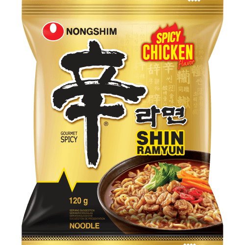 Foto van NongShim Instant noodles shin ramyun kip op witte achtergrond