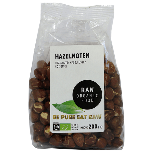 Foto van Raw Organic Food Hazelnoten op witte achtergrond