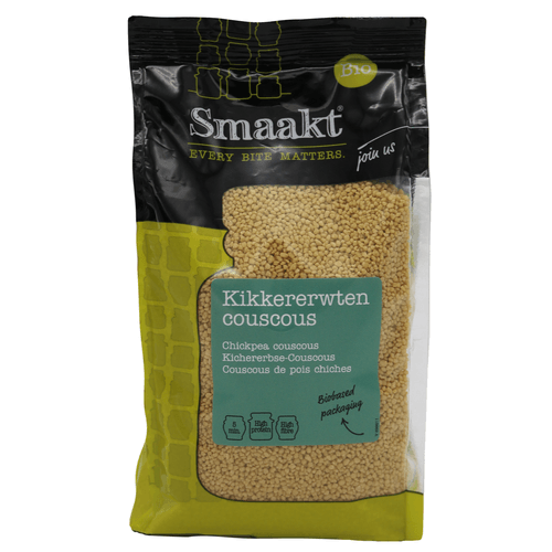 Foto van Smaakt Kikkererwten couscous op witte achtergrond