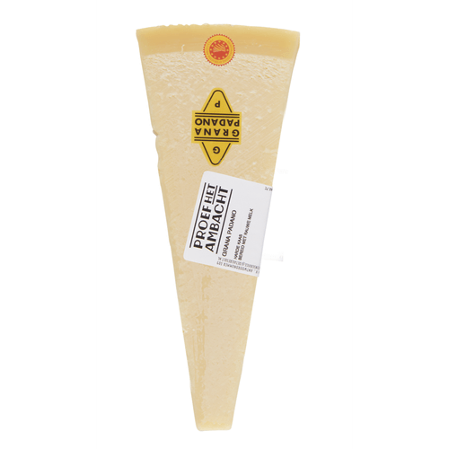 Foto van DekaVers Grana padano op witte achtergrond